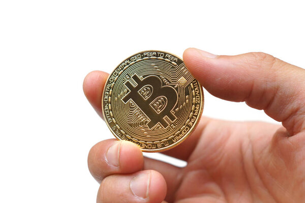 Крупный план руки, держащей золотой биткойн на белом фоне
                        