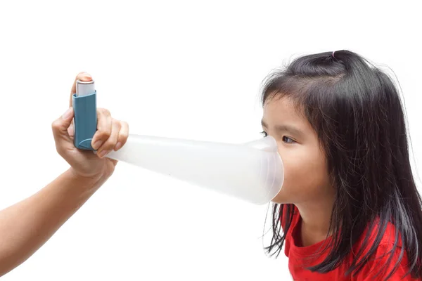 一个女孩使用治疗喷雾处理哮喘和呼吸问题隔离 — 图库照片