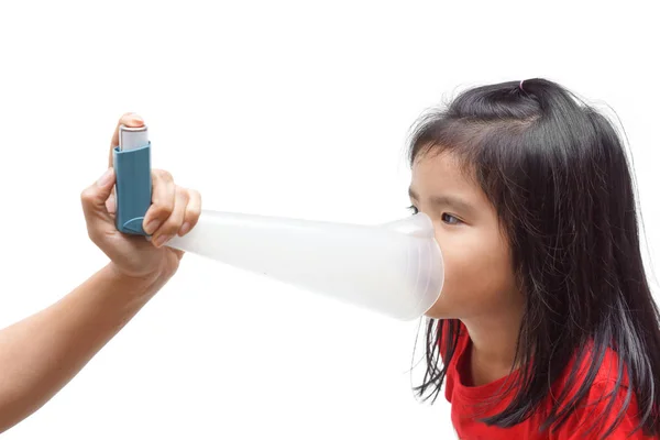 Ein Mädchen Mit Einem Behandlungsspray Gegen Asthma Und Atemprobleme Isoliert — Stockfoto