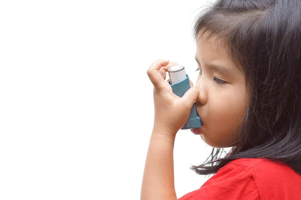 Uma Menina Usando Spray Tratamento Para Lidar Com Asma Problemas — Fotografia de Stock