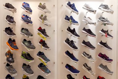 Dükkanda farklı ayakkabılar var.