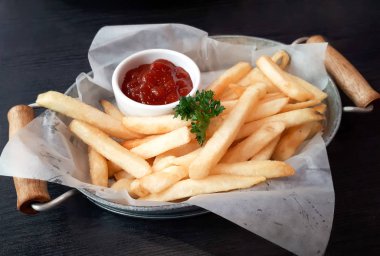 Ketçap ile Fransız kızarmış