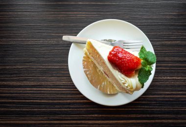 Çok kolay bir ahşap masa arka plan üzerinde çilek tepesi ile