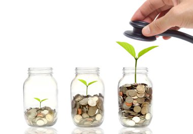El bir stetoskop paralar bir şişe üzerinde büyüyen bir ağaç üzerinde tutan işadamı / iş büyüme csr, ahlaki ve etik kavramı ile