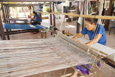 Ubon Ratchathani, Tayland - 12 Haziran 2018: Taylandlı kadın pamuk bez dokuma yapıldı..