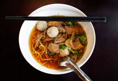 Beef noodle köfte ile üstten görünüm