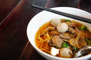 Beef noodle köfte ile üstten görünüm