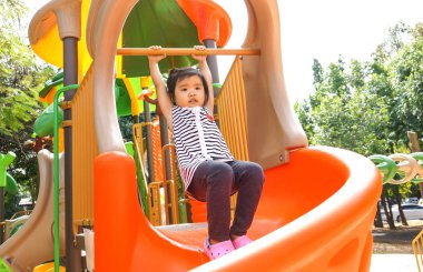 Asyalı kız renkli bir oyun alanı oynama