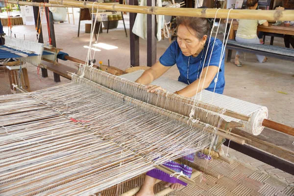 Ubon Ratchathani, Tayland - 12 Haziran 2018: Taylandlı kadın pamuk bez dokuma yapıldı..