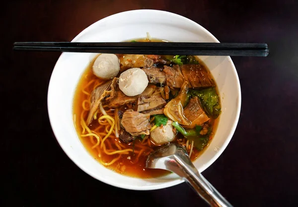 Beef noodle köfte ile üstten görünüm