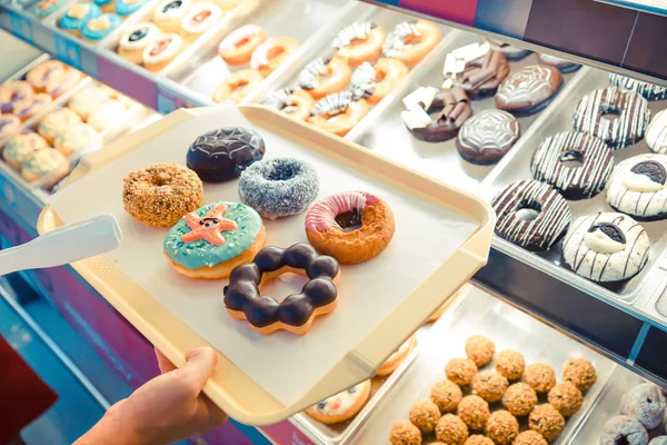 Customer Choosing Donuts Shelves — Stock Photo, Image
