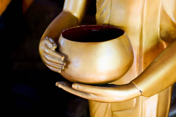 Close Tiro Estátua Buda Segurando Tigela Esmola Monge — Fotografia de Stock