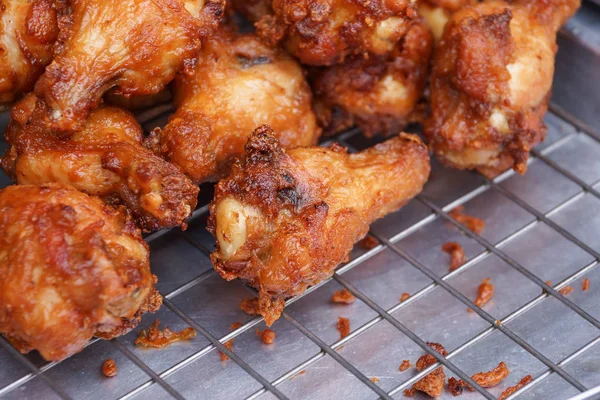 Kızarmış tavuk kanadı tepsi