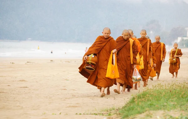 Chanthaburi Tailândia Junho 2018 Monges Tailandeses Caminhavam Pela Praia Chalao — Fotografia de Stock