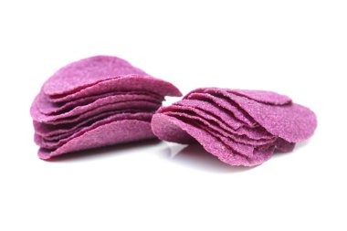 Beyaz arka planda izole edilmiş mor patates cipsi.                           