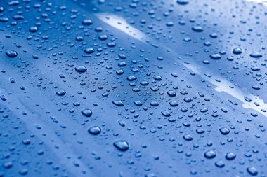 Metalik gri araba arka plan üzerinde su damlaları