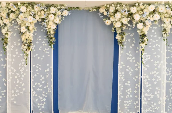 Arka Plan Düğün Beyaz Perde Çiçekler Ile Dekore Edilmiş — Stok fotoğraf