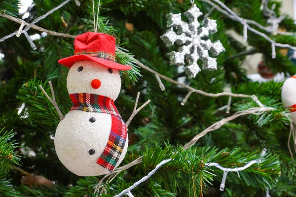 Feliz Navidad Muñeco Nieve Decorado Árbol Navidad — Foto de Stock