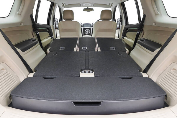 Складные сиденья и грузовое пространство внутри внедорожника