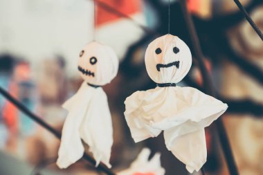 Sevimli küçük beyaz hayalet Cadılar Bayramı festival için dekore edilmiştir.