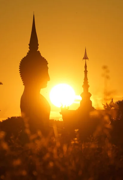 Закат Перед Буддийской Скульптурой — стоковое фото