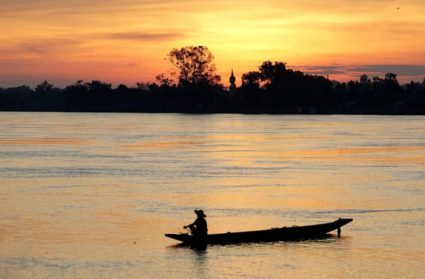 Fischer Auf Booten Mit Sonnenaufgangssilhouette Ubon Ratchathani — Stockfoto