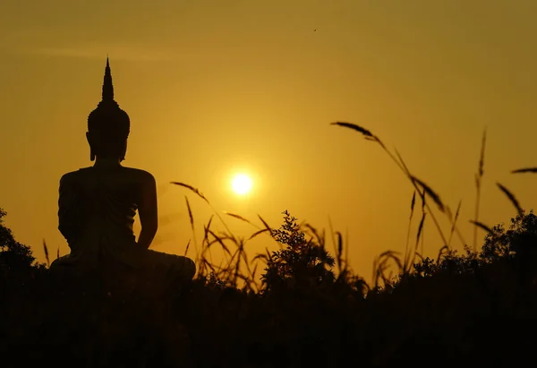 仏教彫刻の前で夕日 — ストック写真