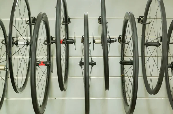 Rodas Bicicleta Penduradas Parede Diferentes Tipos Roda Bicicleta Estrada — Fotografia de Stock