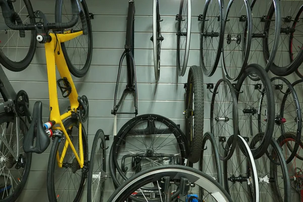 Bicicletas Rodas Penduradas Parede Loja Bicicletas Acessórios Conceito — Fotografia de Stock