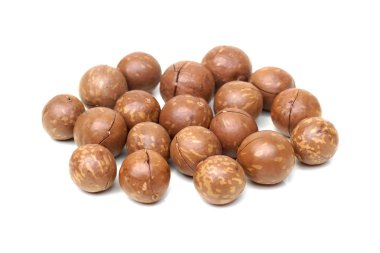 Beyaz arka planda izole edilmiş Macadamia fındıkları                                