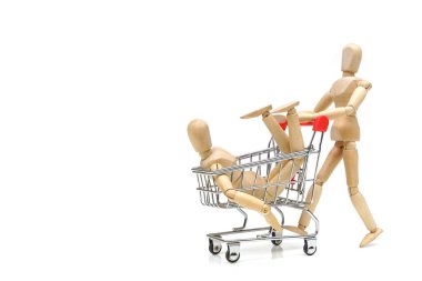 Bir ahşap bir alışveriş kartı başka bir içeride ile iterek manken rakam / Pazar kavramı emek                          