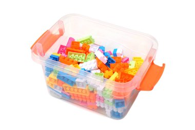 Bir kutu üzerinde beyaz izole çocuklar için renkli plastik oyuncak blokların                                   