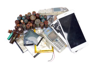 eski cep telefonları ve pil / elektronik atık kavramı                                   