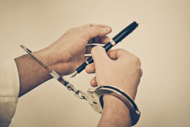 Kelepçe - basın özgürlüğü çözmek için bir kalem kullanarak eldir risk kavramı - dünya basın özgürlüğü günü kavramı