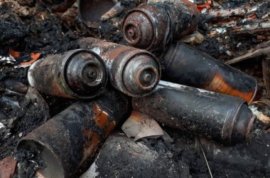 Yanmış aerosol püskürtme kutuları/tehlikeli atıklarla yanlış şekilde uğraşmak