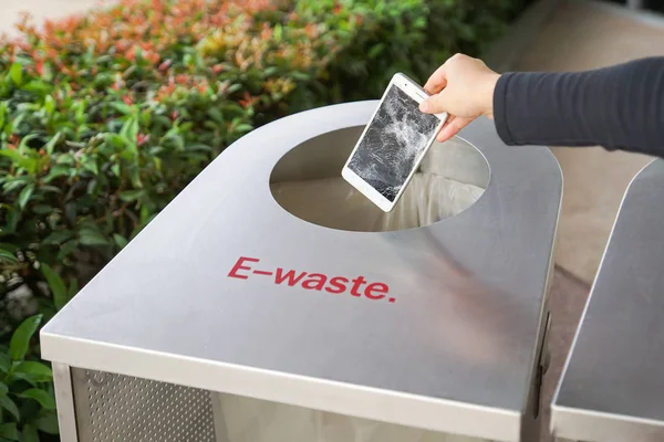 Mano Dejando Caer Teléfono Inteligente Viejo Dañado Contenedor Basura Electrónica — Foto de Stock