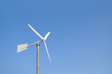 Mavi gökyüzü arka plan ile Rüzgar değirmeni