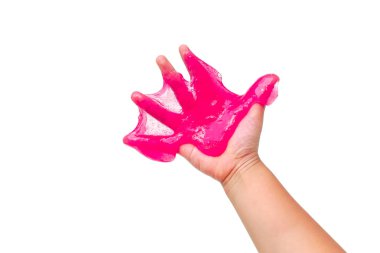 Beyaz arka planda izole pembe kristal balçık ile oynayan çocuk eli