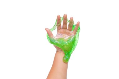 Beyaz arka planda izole yeşil kristal balçık ile oynayan çocuk eli