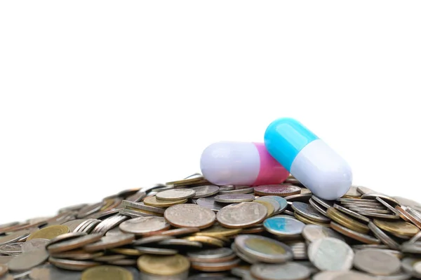 Dos Grandes Medicamentos Cápsula Una Pila Monedas Islated Sobre Fondo —  Fotos de Stock