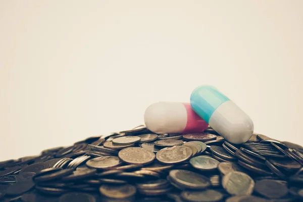 Twee Grote Capsule Geneeskunde Een Stapel Munten Verhogen Drug Cost — Stockfoto