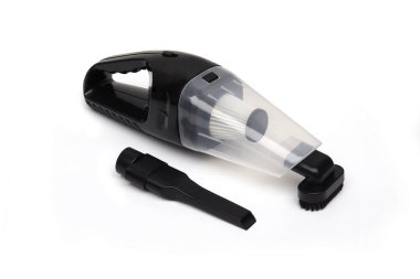 Beyaz arka planda izole edilmiş bir arabayı temizlemek için elektrikli süpürge.                              