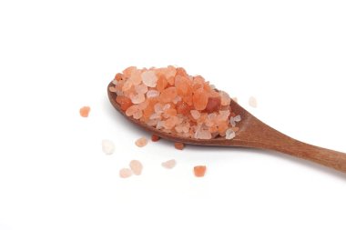 Himalaya pembe tuzu beyaz arka planda izole edilmiş kaşık üzerinde                               
