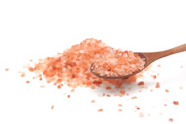 Himalaya pembe tuzu beyaz arka planda izole edilmiş kaşık üzerinde                                  