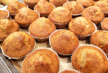 Fırın - Taze pişmiş muzlu kekler