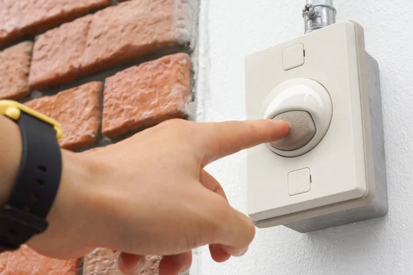 Hand Trycka Dörrklocka Switch Väggen — Stockfoto