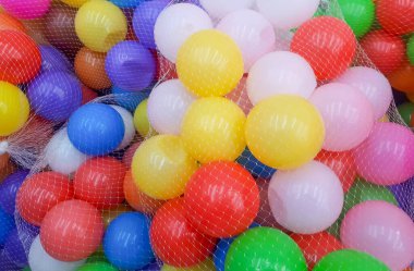 Ağ torbasında renkli plastik top