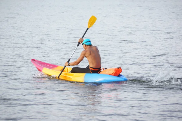 Uomo Che Rema Una Barca Kayak Nel Fiume — Foto Stock