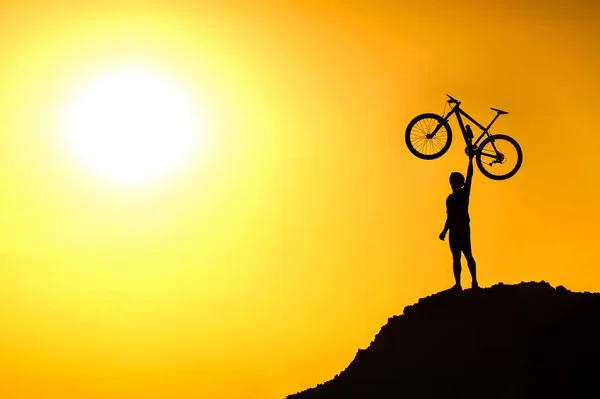 Silhouet Van Een Mountainbiker Die Berg Staat Zijn Fiets Optilt — Stockfoto