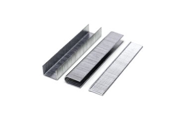 Zımba tabancasının üç farklı türü beyaz arka planda izole edilmiş.